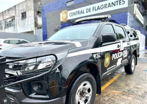 Mãe é presa por fazer sexo na frente das filhas e obrigar crianças a verem pornô