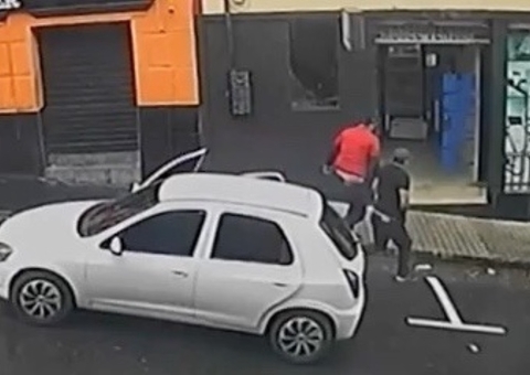 Criminosos em carro invadem bar e matam jovem a tiros em Manaus; vídeo