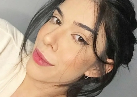 Jovem que sofreu lesão no cérebro após cheirar pimenta consegue sentar pela 1ª vez; veja como ela está