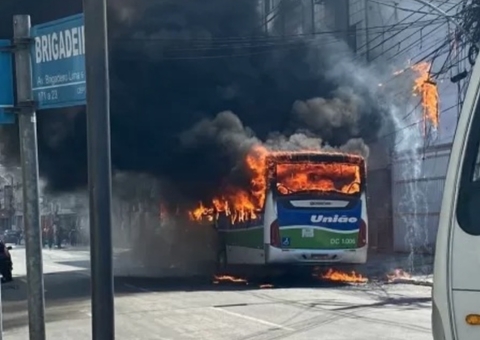 Vídeo: Homem tem 50% do corpo queimado ao atear fogo em ônibus e deixa 4 pessoas feridas