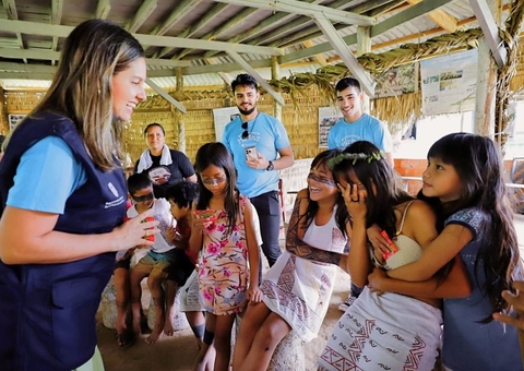 Crianças indígenas da etnia Kambeba recebem ação da Defensoria na AM-070