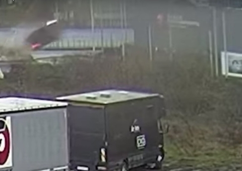 Em alta velocidade, carro voa após colisão; vídeo