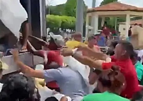 Homem arremessa peixes contra população em doação na Semana Santa; vídeo