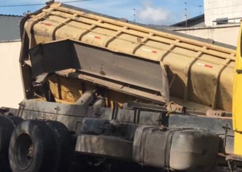 Caçamba tomba sobre calçada e por pouco não causa tragédia em Manaus