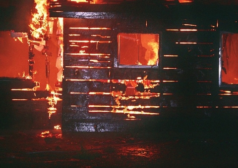 Casa de idosa fica destruída após incêndio causado por velas para oração