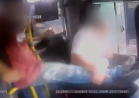 Vídeo: Passageiro se nega a pagar passagem de ônibus e dá soco em motorista