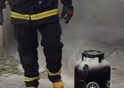 Vazamento de gás faz botijão pegar fogo em lanchonete no Amazonas