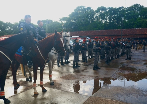 Homens são presos com drogas e simulacro de fuzil durante operação em Manaus
