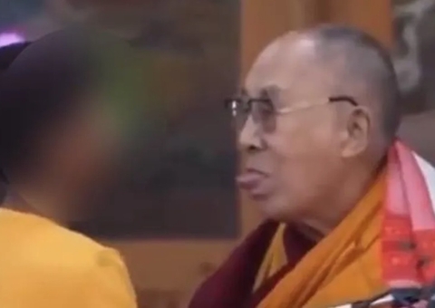 Dalai Lama pede desculpas após pedir para menino chupar sua língua
