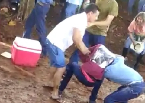 Empurrão em fila de almoço termina em briga generalizada em evento; vídeo