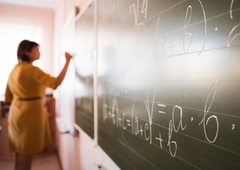 Professora vai receber R$ 70 mil após ser demitida no início de ano letivo em Manaus