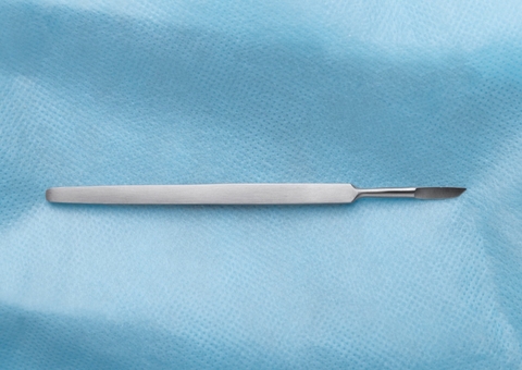 Hospital vai indenizar trabalhadora que furou dedo com bisturi ao embalsamar morto