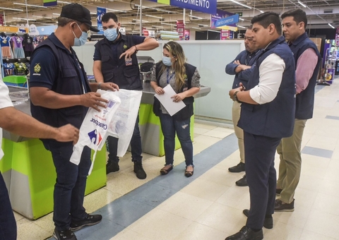 Fiscalização registra venda ilegal de sacolas plásticas em supermercados de Manaus