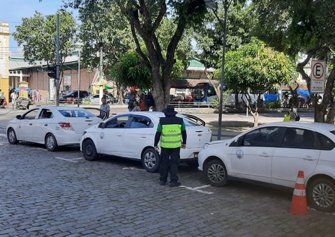 Serviços de táxi são fiscalizados no Centro de Manaus