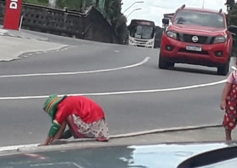Com fome, crianças são resgatadas de semáforo em avenida de Manaus