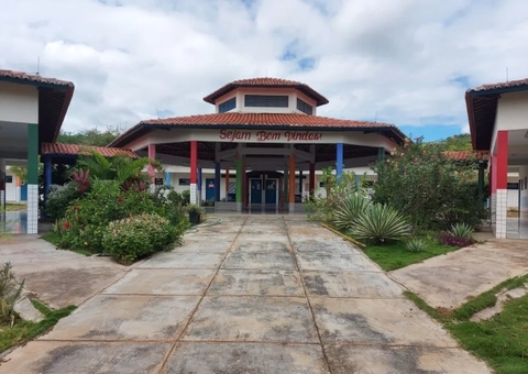 Aluna fica com crânio exposto após estudante atacar crianças em escola 