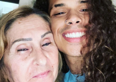 Avó de Vitão rebate mãe da filha do cantor sobre gravidez: 'assumiu'