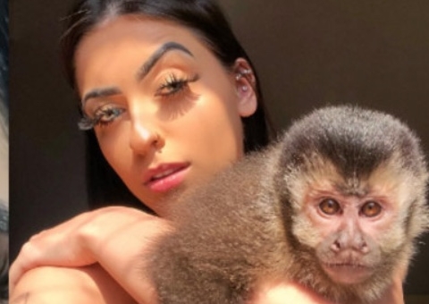MC Mirella é mordida na testa por macaco de estimação: 'deu uma inflamada'