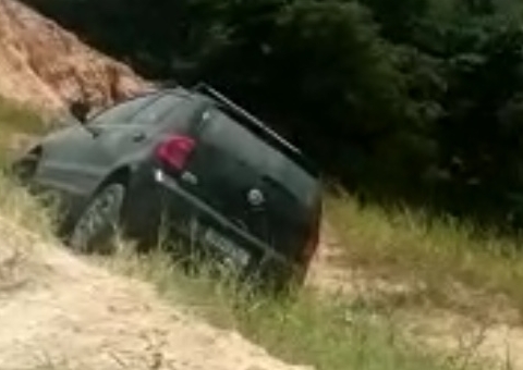 Motorista dorme ao volante e quase cai em abismo no Distrito em Manaus; vídeo