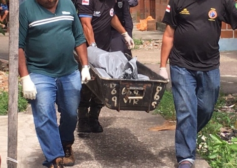 Mulher mata o próprio irmão a facadas durante bebedeira em Manaus