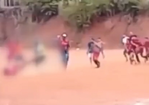 Jogador é esfaqueado pelo árbitro durante partida de futebol; vídeo