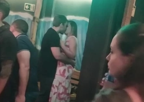 Recém-separada, Andressa Urach é flagrada aos beijos com rapaz em festa 