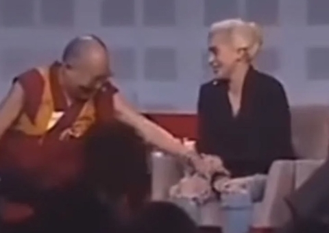 Vídeo de Dalai Lama tentando tocar partes de Lady Gaga viraliza; assista