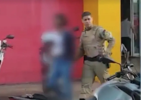 Adolescente corta pescoço de mulher em banheiro de supermercado