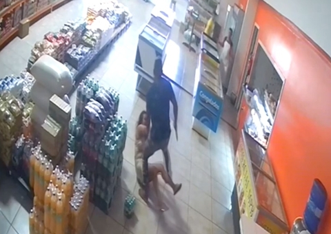 Homem tenta matar ex-namorada a facadas dentro de mercado; vídeo chocante