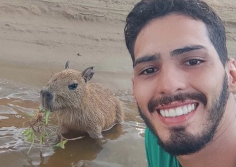 Influencer amazonense comenta denúncia no Ibama e devolução da capivara Filó: 'só eu sei a dor'