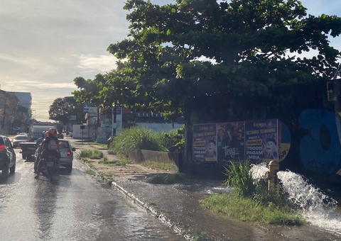 Tubulação rompe e deixa bairro sem água em Manaus