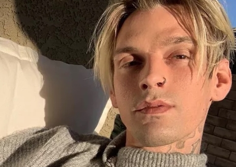 Causa da morte do cantor Aaron Carter é revelada após 5 meses 