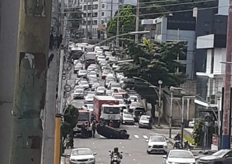 Carro capota e acidente deixa avenida congestionada em Manaus; vídeo