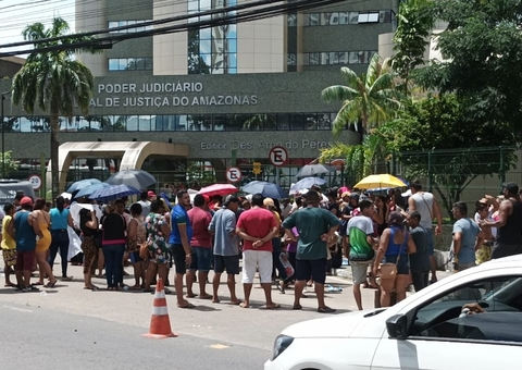 Grupo protesta em frente ao TJAM após ordem de reintegração de posse em Manaus