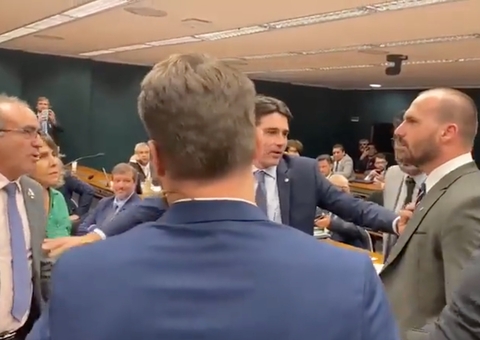 Eduardo parte para cima de deputado que chamou de fake facada em Bolsonaro; veja vídeo