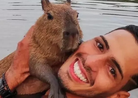 Famosos saem em defesa do tiktoker Agenor Tupinambá e da capivara Filó