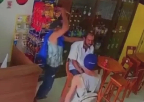 Homem é brutalmente assassinado a facadas em loja de conveniência; vídeo chocante