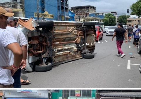Carro capota em acidente no Centro de Manaus