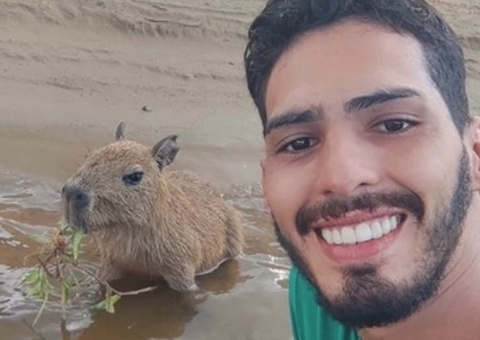 Tiktoker Agenor consegue ‘guarda’ de capivara Filó após polêmica com Ibama