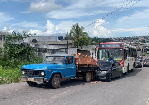 Caminhão não consegue subir ladeira e causa acidente em Manaus 