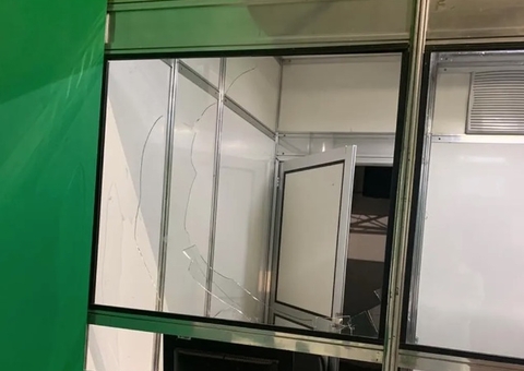 Irritado com demora, paciente quebra vidro de UPA e servidora acaba ferida