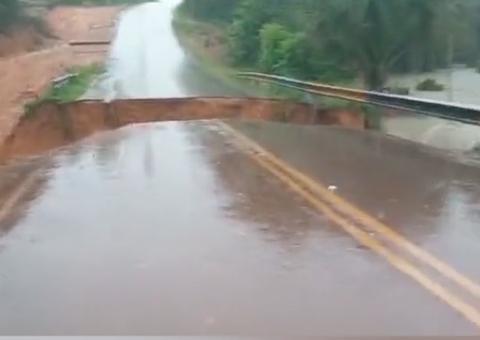 Vídeo: trecho desaba na AM-010 durante forte chuva