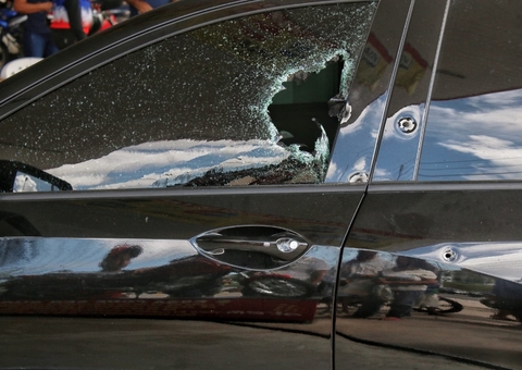 Motorista é crivado de balas enquanto abastecia carro em posto de combustível de Manaus