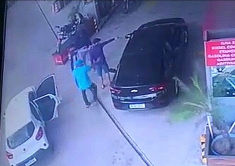 Veja momento em que motorista é morto enquanto abastecia carro em Manaus