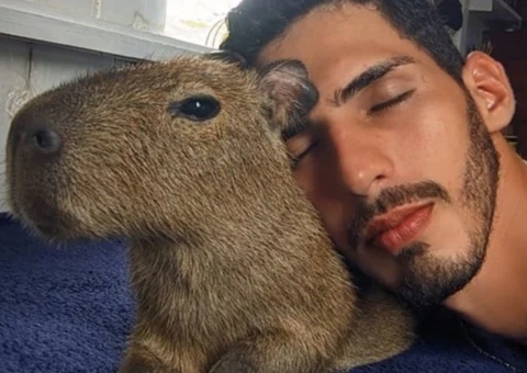 Com ‘guarda’ da capivara Filó, tiktoker tenta recorrer de multa de R$ 17 mil do Ibama