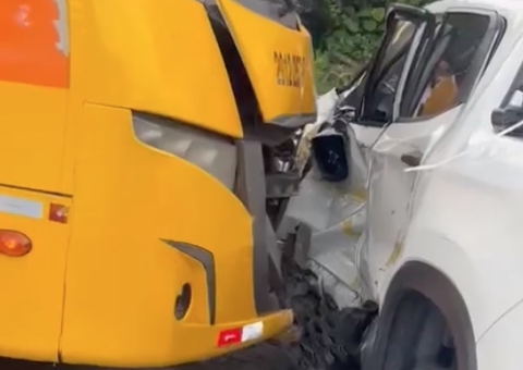 Picape é destruída por micro-ônibus em acidente em Manaus, veja vídeo