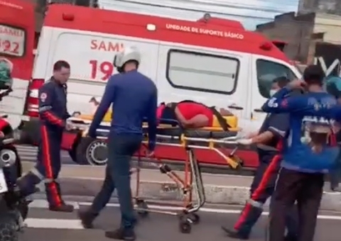 Mulher fica ferida em acidente com moto na Av. Constantino Nery em Manaus; vídeo