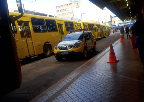 Mulher corre para entrar em ônibus, tropeça e morre atropelada