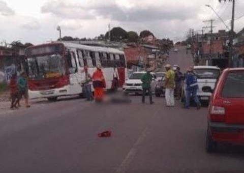 Homem é atropelado por carro ao tentar atravessar rua em Manaus