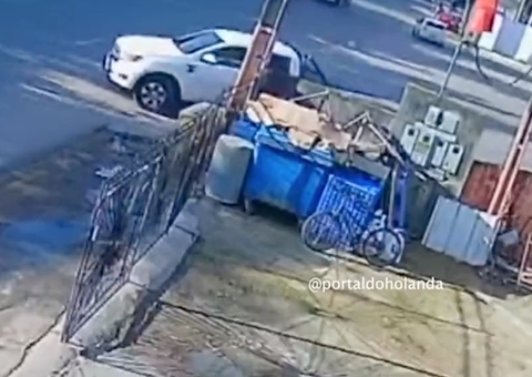 Presos por suspeita de roubo, vídeo mostra policiais abordando vítima em Manaus